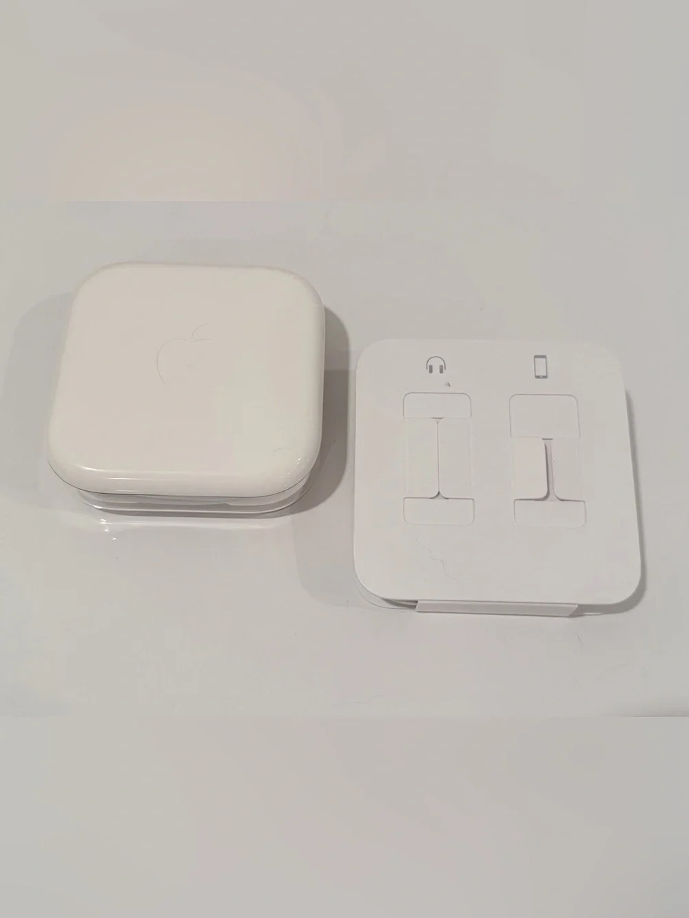2 White NEW Apple Wired Earbuds Set.